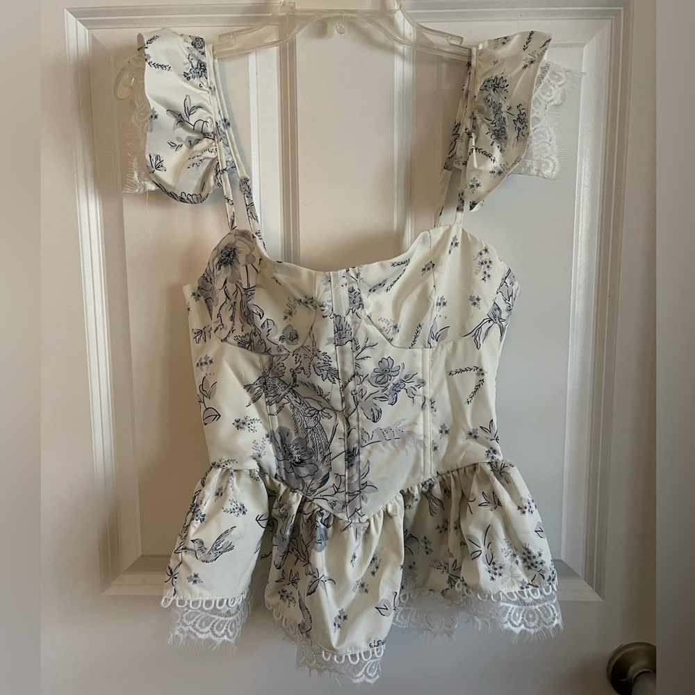 NWOT HoneyPlum Clothing Floral Corset Top. Blue/white, Size M.